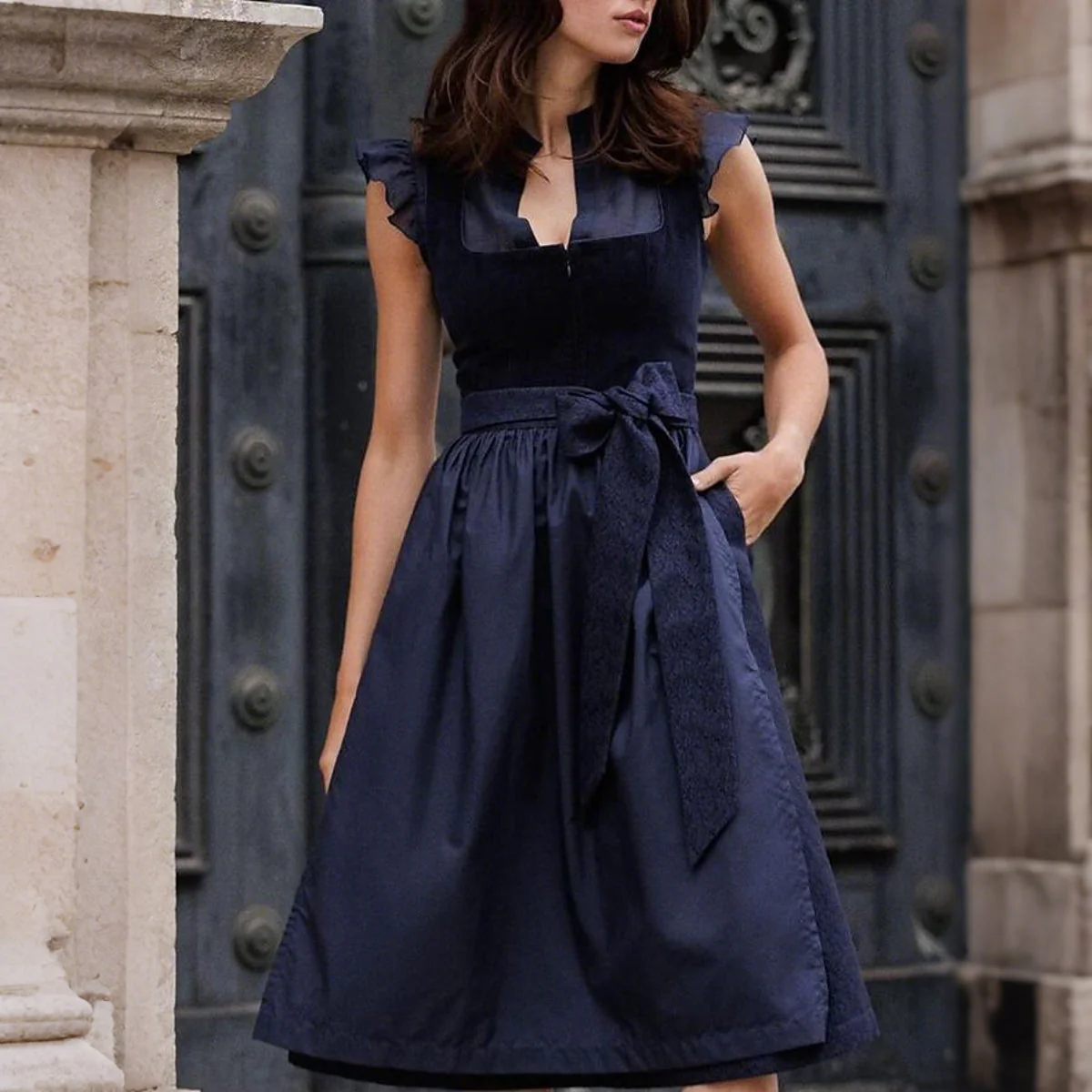 Dirndl Jurk Alpencharme – Marineblauwe Damesjurk met Schort voor het Oktoberfest