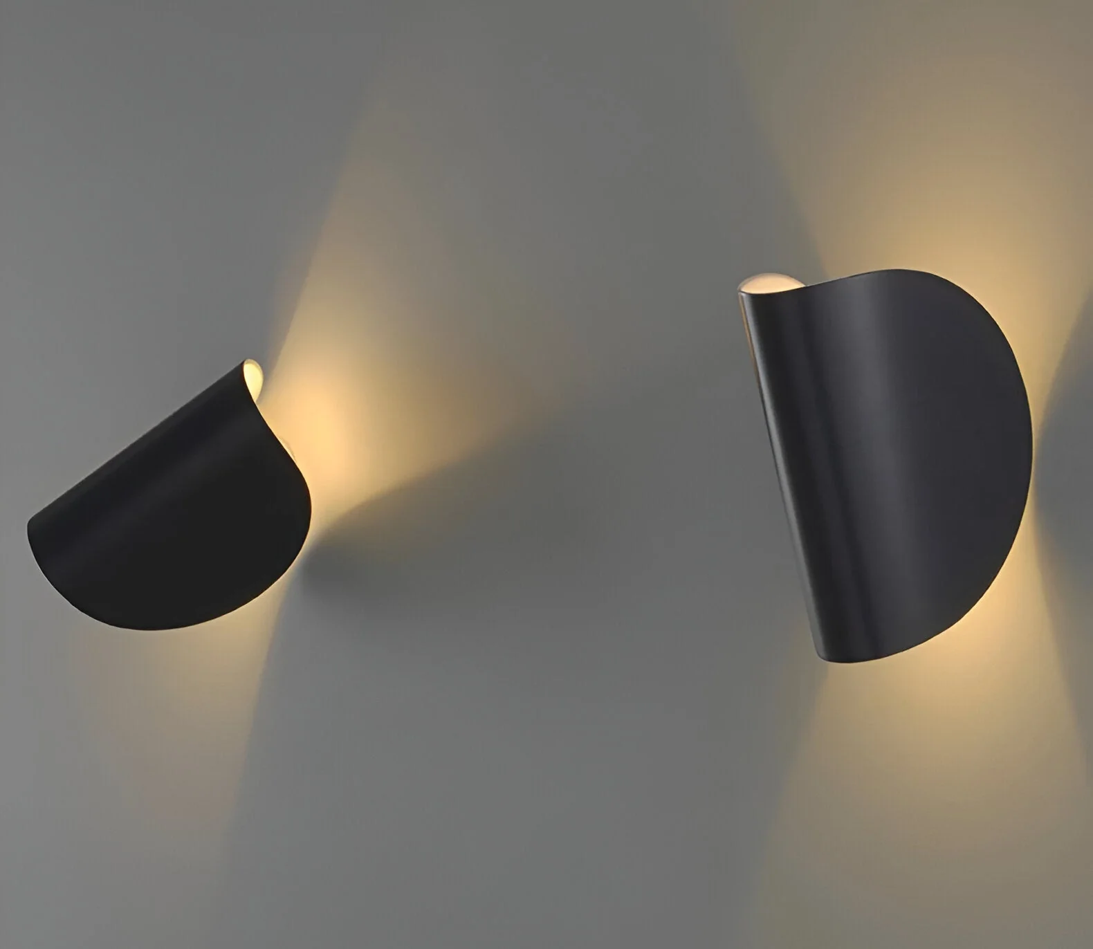 Draaibare Metalen Wandlamp met Gebogen Ontwerp, Ideaal voor Elke Kamer