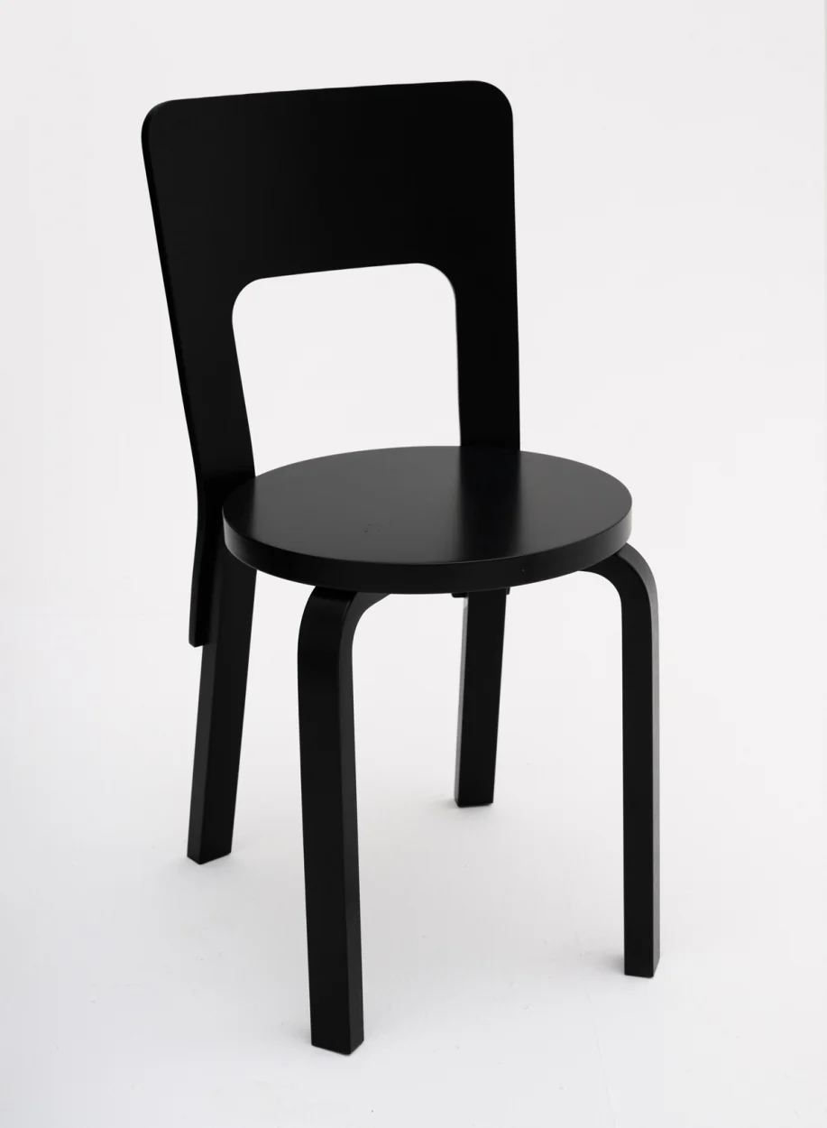Chair 66, legs black, seat black – Artek