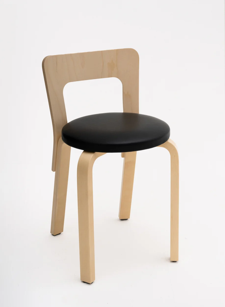 Chair 65, legs birch, seat black – Artek