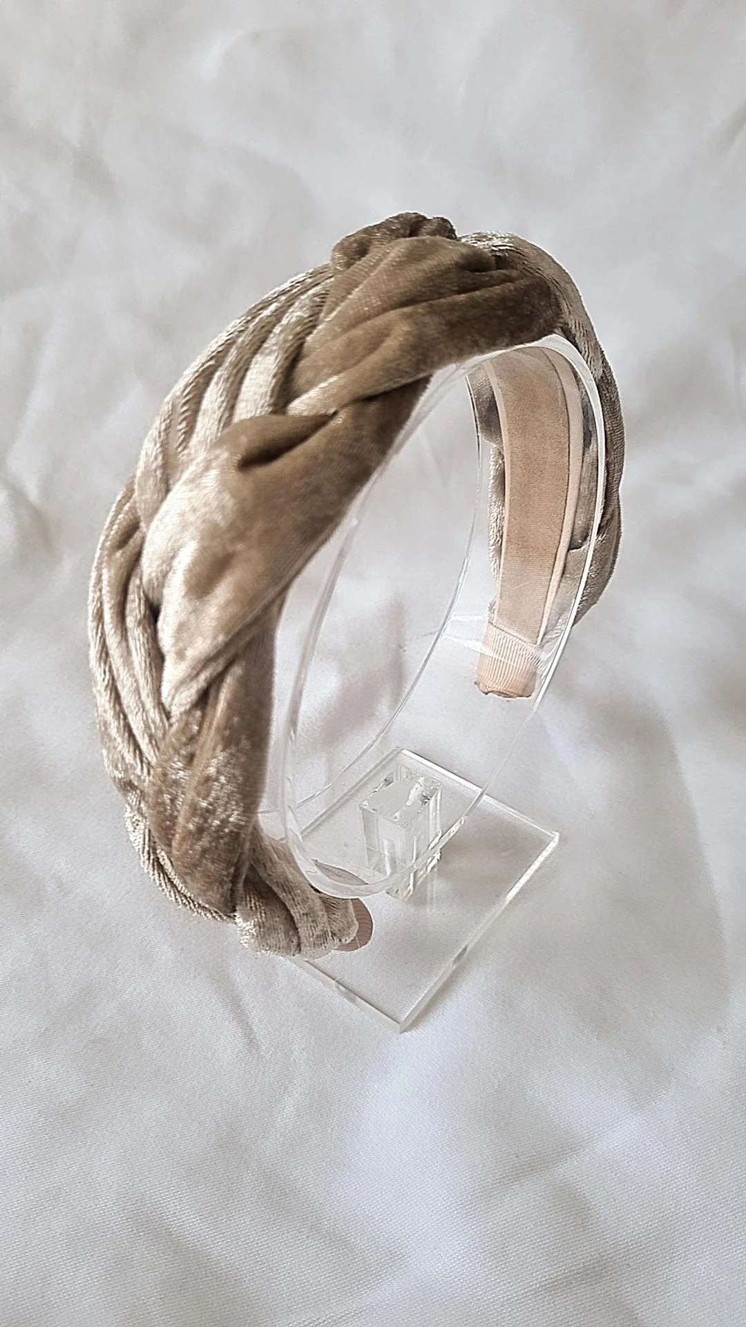 By Mev | Harde hoofdband gevlochten Velvet | Champagne-Beige By Mev | Harde hoofdband gevlochten Velvet | Champagne-Beige