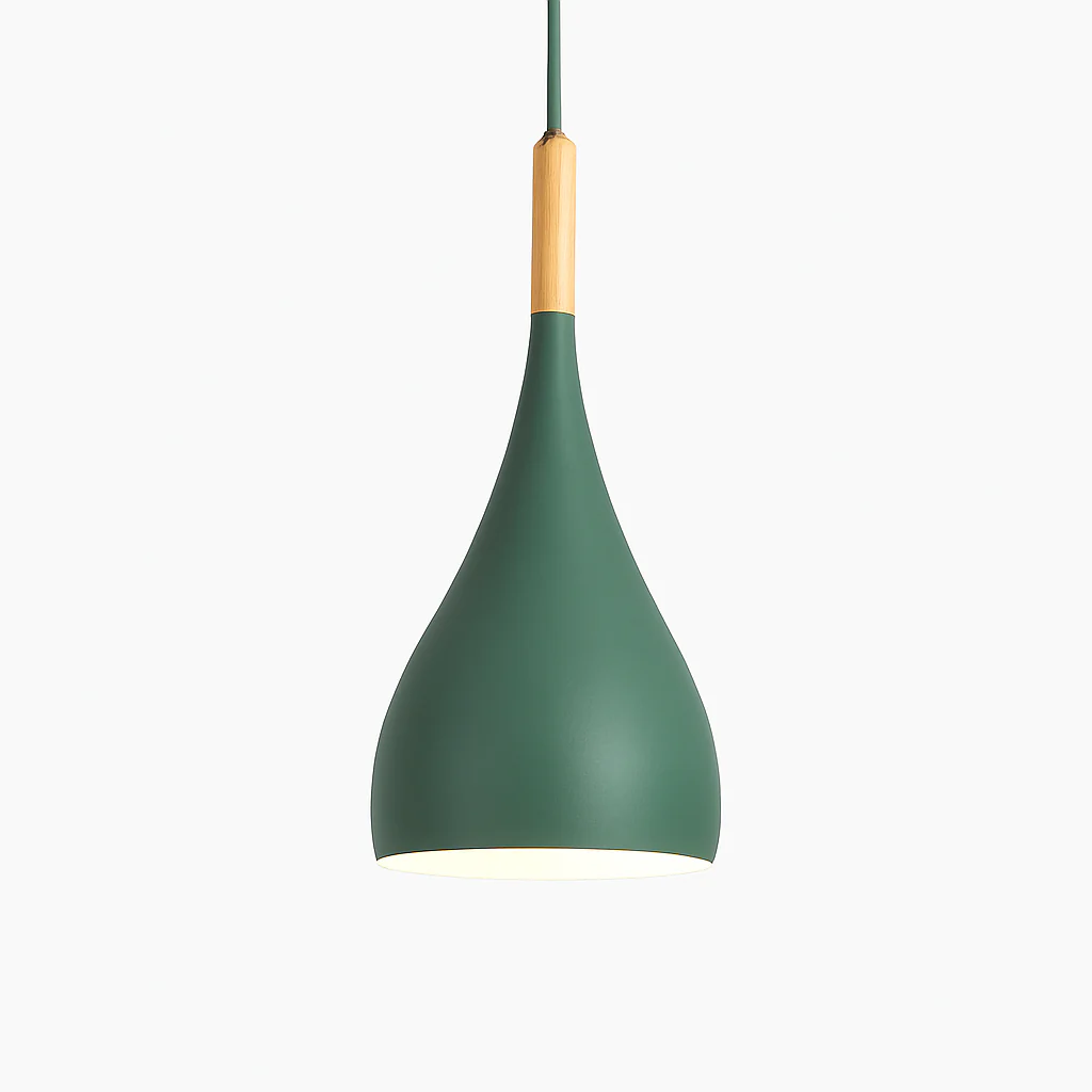 Kleurige metalen LED-hanglamp en houten stok in Nordic-stijl